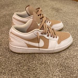 Jordan 1 low men’s 9 womens 10.5, hemp white